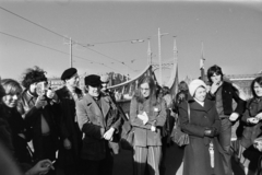 Magyarország, Budapest XI., Szabadság híd a Fővám (Dimitrov) tér felé nézve. Balra svájcisapkában Harmat István fényképész, előtte Szabóky Zsolt fotóművész, jobbra fehér sapkában Torday Alíz az MTV szerkesztője. A felvétel az évente megtartott Bedobás / felesleges tárgyak Dunába dobása alkalmával készült., 1977, Gábor Viktor, Budapest, Fortepan #194198