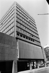 Magyarország, Budapest V., Deák Ferenc utca a Vörösmarty tér felé nézve, balra az ORI (Országos Rendező Iroda) székháza., 1975, Gábor Viktor, Budapest, Fortepan #194237