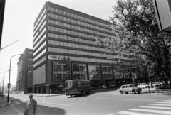 Magyarország, Budapest V., Vörösmarty tér, balra a Deák Ferenc utca, szemben az ORI (Országos Rendező Iroda) épülete., 1975, Gábor Viktor, Budapest, Ikarus 260, VAZ 2101, Fortepan #194238