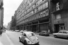 Magyarország, Budapest I., a Fő utca Batthyány tér és Corvin tér közötti házsora., 1975, Gábor Viktor, Budapest, BMC Mini, Volkswagen Bogár, Fortepan #194258