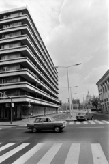 Magyarország, Budapest I., Csalogány utca, előtérben a Fő utcai kereszteződés, háttérben a Parlament., 1975, Gábor Viktor, Budapest, Zaporozsec-márka, gyalogátkelő, Fortepan #194261