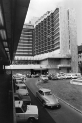 Magyarország, Budapest V., Hotel Duna Intercontinental., 1974, Gábor Viktor, Budapest, Citroen DS, Fortepan #194270