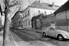 Magyarország, Pécs, Káptalan utca, a Szepesy Ignác utca sarkánál a Vasarely Múzeum tatarozása folyik., 1975, Gábor Viktor, Volkswagen Bogár, Fortepan #194278