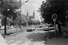 Hungary, Zalaegerszeg, Kazincy (Marx) tér), háttérben a Mindszenty József (Kovács Károly) téren álló Mária Magdolna-templom (Nagytemplom)., 1976, Gábor Viktor, number plate, crosswalk, Fortepan #194296