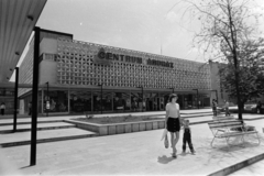 Hungary, Zalaegerszeg, a Kovács Károly téri Centrum Áruház park felőli oldala., 1976, Gábor Viktor, Fortepan #194298