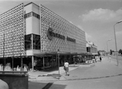 Hungary, Zalaegerszeg, Kovács Károly tér, Centrum Áruház, mögötte a Domus Áruház., 1976, Gábor Viktor, Fortepan #194302