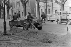 Magyarország, Kőszeg, Várkör (Béke út), szemben a Kiss János utca torkolata a Bem József utca irányából nézve., 1975, Gábor Viktor, traktor, kerékpár, Fortepan #194305