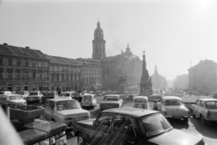 Hungary, Pécs, Széchenyi tér, kilátás a Dzsámi felől. Előtérben a Szentháromság-szobor, mögötte a Városháza, távolabb az Irgalmasok temploma., 1976, Gábor Viktor, Fortepan #194337