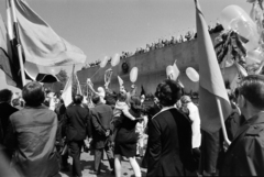 Magyarország, Budapest XIV., Ötvenhatosok tere (Felvonulási tér), május 1-i felvonulás, háttérben a dísztribün., 1975, Gábor Viktor, Budapest, Fortepan #194357