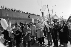 Magyarország, Budapest XIV., Ötvenhatosok tere (Felvonulási tér), május 1-i felvonulás, háttérben a dísztribün., 1975, Gábor Viktor, Budapest, Fortepan #194358