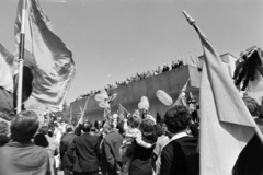 Magyarország, Budapest XIV., Ötvenhatosok tere (Felvonulási tér), május 1-i felvonulás, háttérben a dísztribün., 1975, Gábor Viktor, Budapest, Fortepan #194363