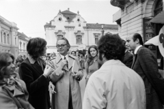 Hungary, Pécs, Színház tér a Pécsi Nemzeti Színház előtt. Könyvvel a kezében Vásárhelyi Győző (Victor Vasarely) magyar-francia festő, szobrász, mellette balra a fia Jean-Pierre Vasarely (Yvaral). A kép jobb szélén Romváry Ferenc művészettörténész., 1976, Gábor Viktor, Fortepan #194386