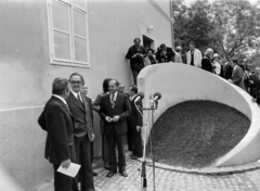 Hungary, Pécs, Káptalan utca, a Vasarely Múzeum udvara, balról a második Vásárhelyi Győző (Victor Vasarely) magyar-francia festő, szobrász a múzeum megnyitóján., 1976, Gábor Viktor, Fortepan #194392