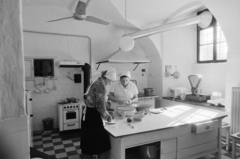 Hungary, Zsennye, Bezerédj-kastély, (később Zsennyei Alkotóház)., 1976, Gábor Viktor, cooking, kitchen staff, kitchen, Fortepan #194396