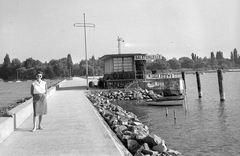 Magyarország, Balatonlelle, móló, hajóállomás., 1961, Gyöngyi, csónak, napszemüveg, viharkosár, helységnév tábla, hátratett kéz, Fortepan #1944