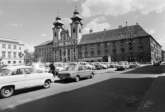 Magyarország, Győr, Széchenyi tér, Loyolai Szent Ignác bencés templom. Mellette balra a Czuczor Gergely Bencés Gimnázium, 1977, Gábor Viktor, Hillman Hunter, Fortepan #194410