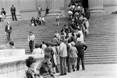 Magyarország, Budapest VIII., Magyar Nemzeti Múzeum, az Amerikai Egyesült Államok által visszaszolgáltatott magyar koronázási jelvények kiállításának látogatói., 1978, Gábor Viktor, Budapest, sorbanállás, Fortepan #194438