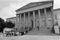 Magyarország, Budapest VIII., Magyar Nemzeti Múzeum, az Amerikai Egyesült Államok által visszaszolgáltatott magyar koronázási jelvények kiállításának látogatói., 1978, Gábor Viktor, Budapest, sorbanállás, középület, Fortepan #194440