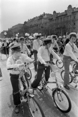 Magyarország, Budapest XIV.,Budapest VII., Ötvenhatosok tere (Felvonulási tér), május 1-i ünnepség, a felvonulók mögött a Dózsa György út épületei., 1978, Gábor Viktor, Budapest, Fortepan #194458