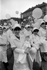 Magyarország, Budapest XIV.,Budapest VII., Ötvenhatosok tere (Felvonulási tér), május 1-i ünnepség, a felvonulók mögött a Dózsa György út épületei., 1978, Gábor Viktor, Budapest, Fortepan #194459