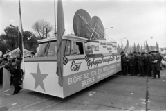 Magyarország, Budapest XIV.,Budapest VII., Ötvenhatosok tere (Felvonulási tér), május 1-i ünnepség, az EGyT Gyógyszervegyészeti Gyár felvonulói., 1978, Gábor Viktor, Budapest, Fortepan #194460