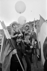 Magyarország, Budapest XIV.,Budapest VII., Ötvenhatosok tere (Felvonulási tér), május 1-i ünnepség, a felvonulók mögött a Dózsa György út épületei., 1978, Gábor Viktor, Budapest, Fortepan #194462