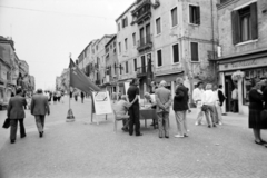 Olaszország, Velence, Via Giuseppe Garibaldi, az Olasz Kommunista Párt utcai standja, ahol a párt aktivistái az elhunyt főtitkárra, Enrico Berluingerre emlékeztek., 1984, Gábor Viktor, Fortepan #194528