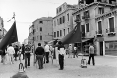 Olaszország, Velence, Via Giuseppe Garibaldi, az Olasz Kommunista Párt utcai standja, ahol a párt aktivistái az elhunyt főtitkárra, Enrico Berluingerre emlékeztek., 1984, Gábor Viktor, Fortepan #194531