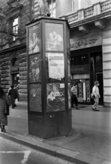 Magyarország, Budapest VI., Andrássy út (Népköztársaság útja) - Oktogon (November 7. tér) sarok, balra az Andrássy út (Népköztársaság útja) 46., jobbra az Oktogon (November 7. tér) 1., 1988, Gábor Viktor, Budapest, Fortepan #194570