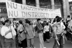 Magyarország, Budapest XIV., Hősök tere, háttérben a Műcsarnok. Az erdélyi falurombolás elleni tüntetés 1988. június 27-én., 1988, Gábor Viktor, tüntetés, Budapest, rendszerváltás, Fortepan #194579