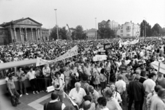 Magyarország, Budapest XIV., Hősök tere, balra a Műcsarnok. Az erdélyi falurombolás elleni tüntetés 1988. június 27-én., 1988, Gábor Viktor, tüntetés, Budapest, rendszerváltás, Fortepan #194585