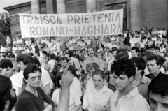 Magyarország, Budapest XIV., Hősök tere, háttérben a Műcsarnok. Az erdélyi falurombolás elleni tüntetés 1988. június 27-én., 1988, Gábor Viktor, tüntetés, Budapest, rendszerváltás, Fortepan #194592