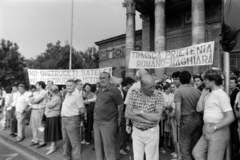 Magyarország, Budapest XIV., Hősök tere, háttérben a Műcsarnok. Az erdélyi falurombolás elleni tüntetés 1988. június 27-én., 1988, Gábor Viktor, tüntetés, Budapest, rendszerváltás, Fortepan #194593