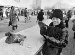 Románia,Erdély, Nagyvárad, Piața Cetății, piac., 1990, Gábor Viktor, árus, baromfi, kerékpár, kucsma, sapka, bunda, gyerek, piac, fiú, Fortepan #194616