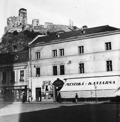 Szlovákia, Trencsén, a város főtere, fenn a vár., 1929, Fortepan, Csehszlovákia, kastély, vár, kávéház, Fortepan #19467