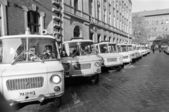 Magyarország, Budapest V., Markó utca, mentőautók az Országos Mentőszolgálat központja előtt. Szemben a Bajcsy-Zsilinszky út., 1967, Gábor Viktor, Nysa-márka, Budapest, Fortepan #194682