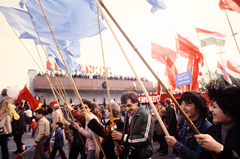 Magyarország, Budapest XIV., Ötvenhatosok tere (Felvonulási tér), május 1-i ünnepség, felvonulók a dísztribün előtt., 1985, Gábor Viktor, színes, Budapest, Fortepan #194686