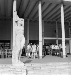 Magyarország, Margitsziget, Budapest, a Palatinus Strandfürdő bejárata előtt Csorba Géza 1967-ben újrafaragott Napozó lány című szobra., 1973, Bojár Sándor, Fortepan #194703