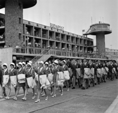 Magyarország, Ferihegyi (ma Liszt Ferenc) repülőtér, Budapest XVIII., a magyar küldöttség első csoportjának indulása Münchenbe, a XX. nyári olimpiai játékokra, 1972. augusztus 19-én., 1972, Bojár Sándor, kalap, olimpia, repülőtér, sportoló, Budapest, zászlódísz, Fortepan #194722