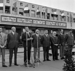 Magyarország, Ferihegyi (ma Liszt Ferenc) repülőtér, Budapest XVIII., a magyar küldöttség első csoportjának indulása Münchenbe, a XX. nyári olimpiai játékokra, 1972. augusztus 19-én. Az őket bucsúztató párt és állami vezetők, balról a második Pullai Árpád, a harmadik dr. Ajtai Miklós, a hatodik Csanády György., 1972, Bojár Sándor, olimpia, repülőtér, Budapest, zászlódísz, Best of, Fortepan #194725