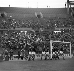 Magyarország, Népstadion, Budapest XIV., Magyarország - Ausztria (1:1) barátságos válogatott mérkőzés 1970. szeptember 27-én. A magyar játékosok balról: Vidáts Csaba, Megyesi István, Fazekas László, Noskó Ernő, Göröcs János, Karsai László, Bene Ferenc., 1970, Bojár Sándor, Budapest, Fortepan #194732