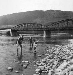 Szlovákia, Saskőváralja,Garamszentkereszt, a Garam híd Saskőváralján, Garamszentkereszt közelében., 1926, Fortepan, Csehszlovákia, híd, folyó, fürdőzés, Fortepan #19478