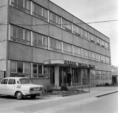 Magyarország, Nyírbátor, Iskola utca 3., Auróra Cipőipari Vállalat., 1973, Bojár Sándor, Skoda 100, Fortepan #194785