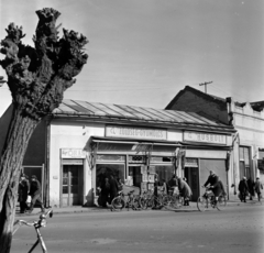 Magyarország, Nyírbátor, a Szabadság tér északi részének mára lebontott épületei., 1973, Bojár Sándor, kerékpár, képarány: négyzetes, húsbolt, zöldséges, Fortepan #194786