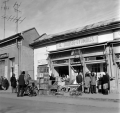 Magyarország, Nyírbátor, a Szabadság tér északi részének mára lebontott épületei., 1973, Bojár Sándor, kerékpár, képarány: négyzetes, zöldséges, babakocsi, Fortepan #194787