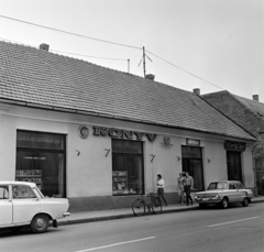 Magyarország, Mezőkövesd, Mátyás király út (Tanácsköztársaság utca) 145., szövetkezeti könyvesbolt és libresszó., 1973, Bojár Sándor, Zaporozsec-márka, Fortepan #194800