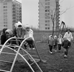 Magyarország, Tiszaújváros, (Leninváros), háttérben a Bartók Béla út pontházai., 1970, Bojár Sándor, játszótér, mászóka, Best of, Fortepan #194803