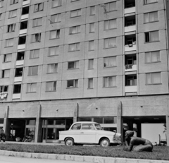 Magyarország, Tiszaújváros, (Leninváros), Barcsay Jenő tér, az előtérben jobbra a Könyöklő lány című szobor (Várady Sándor)., 1970, Bojár Sándor, Fortepan #194810