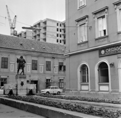 Magyarország, Székesfehérvár, Várkapu utca, Varkocs György várkapitány szobra (Erdei Dezső, 1938.)., 1973, Bojár Sándor, Fortepan #194813