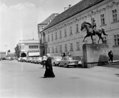 Magyarország, Székesfehérvár, Városház (Szabadság) tér, jobbra a Tízes huszárok szobra (Pátzay Pál, 1939.) mögött a Városháza. Háttérben a Koronázó (Szabadság) tér - Kossuth utca sarok., 1973, Bojár Sándor, Trabant 601, Fortepan #194815